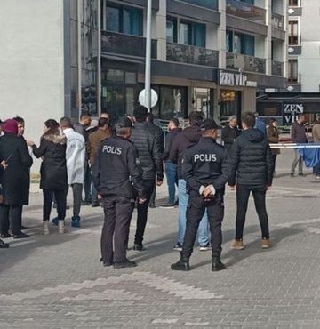 Kırşehir’de görev yapan polis memuru Aslı Yılmaz, boşanma davası süren polis eşi tarafından küçük çocuğunun gözleri önünde silahla vurularak öldürüldü. Eşini vuran polis memuru Hüseyin Yılmaz daha sonra kafasına ateş etti. Ağır yaralanan Hüseyin Yılmaz hastaneye kaldırıldı. Hüseyin Yılmaz hakkında daha önce uzaklaştırma kararı verildiği ve bu karar cuma günü sona erdiği, mahkeme tarafından kararın uzatılmadığı ortaya çıktı 