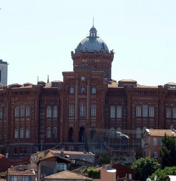 1454 yılında kurulan Özel Fener Rum Ortaokulu ve Lisesi 569 yıldır eğitim vermeye devam ediyor. Okul müdürü Dimitris Zatos geçmişten günümüze tarihsel çizgide okulun geçirdiği aşamaları, bünyesinden çıkardığı ünlü isimleri ve geleceğe dair beklentilerini Habertürk