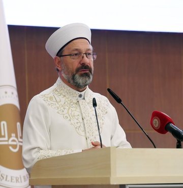 Diyanet İşleri Başkanı Prof. Dr. Ali Erbaş, İsveç’te Kur’an-ı Kerim’in yakıldığı provokatif eylemi lanetledi. Gazete ve Televizyonların Ankara Temsilcileriyle bir araya gelen Erbaş, İsveç başta olmak üzere Avrupa’daki İslam karşıtı olaylara karşı girişimde bulunacaklarını açıkladı. Cami ve Kur’an kurslarının seçim çalışmalarına alet edilmemesi için müftülüklerin uyarılacağını belirten Erbaş başörtüsüyle ilgili Anayasa teklifini de değerlendirdi. Ciner Medya Grubu Ankara Temsilcisi Sibel Erdem