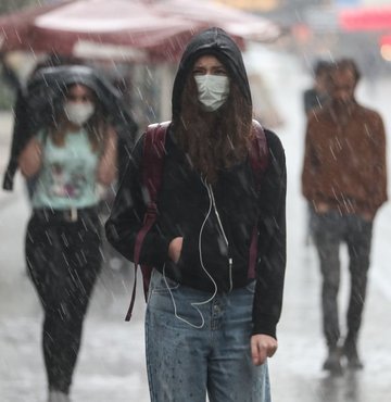 Kuraklığın gittikçe artmasına neden olan yağışsız havaların sonuna geldiğimizi gösteren işaretler belirmeye başladı. Habertürk Meteoroloji Mühendisi Hüseyin Öztel, "Hava tahminleri artık kurak sürecin sonuna geldiğimizi, ülkede kuvvetli ve uzun süreli yağışlara hazırlandığımızı söylüyor" ifadelerini kullandı
