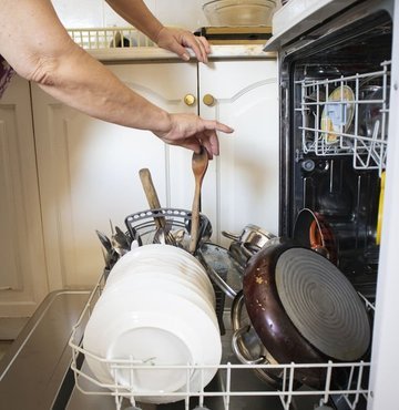 Yemek yaparken en çok kullanılan mutfak aletlerinden biri olan tahta kaşıkların aslında bulaşık makinesinde yıkanmasının sağlık açısından oldukça tehlikeli olduğunu biliyor muydunuz? Elde yıkanması da temizlik açısından tatmin etmiyor. Peki tahta kaşıkları nasıl yıkayabiliriz? İşte tahta kaşıkları yıkama yöntemleri...