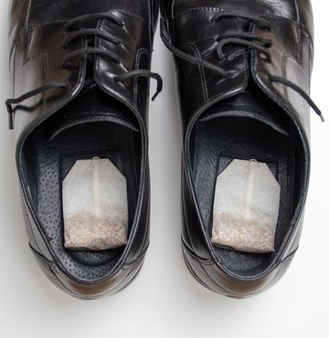 Oldukça nahoş bir durum olan ayakkabıdan gelen kötü kokular canımızı sıkabilir. Uzun süre giyilen spor ayakkabılarda bir müddet sonra koku oluşmaya başlar. Uzun süre kapalı kaldıktan sonra terle birlikte bakteriler üremeye başlar ve bu durumda ayakkabılarda kötü bir koku oluşmasına neden olur. Ancak evde bulunan malzemelerle pratik bir şekilde ayakkabılarınızda oluşan bakterileri ve kokuyu yok edebilir, mis gibi kokmasını sağlayabilirsiniz. Üstelik sağlığınız için de ayakkabı bakımınızı yapmanın şart olduğunu unutmayın! Bunun için en kolay ve masrafsız yollardan biri de kullanılmış poşet çay mucizesi. İşte ayakkabınızın içine koyduğunuz poşet çayın etkileri ev diğer pratik yöntemler…