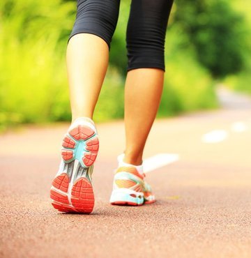 Spor yapmanÄ±n insan saÄlÄ±ÄÄ±na olan faydalarÄ± herkes tarafÄ±ndan bilinen bir gerÃ§ek. Ancak spor yapmanÄ±n da kendi iÃ§inde doÄrularÄ± ve yanÄ±ÅlarÄ± bulunuyor. En faydalÄ± spor tÃ¼rÃ¼nÃ¼n dÃ¼zenli yÃ¼rÃ¼yÃ¼Å yapmak olduÄu uzmanlar tarafÄ±ndan kanÄ±tlandÄ±. Ancak yÃ¼rÃ¼yÃ¼ÅÃ¼n de ne doÄru olanÄ± aÃ§Ä±k havada yapÄ±lanÄ±! Finlandiya SaÄlÄ±k ve Refah Kurumuânun yaptÄ±ÄÄ± bir Ã§alÄ±Åmaya gÃ¶re yeÅil alanlarda yÃ¼rÃ¼yÃ¼Å yapmak psikolojik ilaÃ§ kullanÄ±mÄ±nÄ± bÃ¼yÃ¼k oranda azaltabileceÄi ortaya Ã§Ä±karÄ±ldÄ±. 