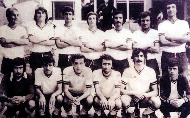 İETT Klübü’nün oyuncuları 1974-75 sezonunda: Ayaktakiler (soldan) Selâhattin, Dursun, Sami, Nidai, Metin, Ercan, Şükrü. Oturanlar (soldan) Nihat, Celâlettin, Recep Tayyip Erdoğan, Sadullah, Lütfü ve Güngör.