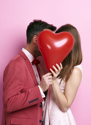 Geçmişten, günümüze insanların davranışlarına göre flört tarzı değişiyor! Karşı tarafın flört ettiği nasıl anlaşılır?