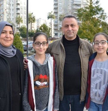 13 yaşındaki ikizler Hira ve Azra Özkaracadağ, 6 yıldır yaşadıkları böbrek yetmezliği rahatsızlığından amcalarından alınan böbreklerle kurtuldu. İkizlerin birer gün arayla nakil olduklarını belirten Organ Nakli Merkezi Başkanı Prof. Dr. Alper Demirbaş, “Amcası Azra’ya, babasının amcası da Hira’ya böbreğini bağışladı. Birer gün arayla taburcu oldular. Şimdi ikisi birden son derece sağlıklı” dedi