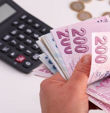 2023 yılı emekli ve memur maaş zamlarının açıklanmasının ardından, emekli ve memurlar, zamlı maaşların ödeneceği tarihi gündemine aldı. TÜİK ile aralık ayı enflasyon verilerinin belli olmasıyla, 6 aylık zam farkı, refah payı ve yapılan ek zam ile birlikte emekli ve memur maaşlarına yüzde 30 zam gelmiş oldu. İşte 2023 Emekli ve memur maaş farkının hesaba yatacağı tarih...
