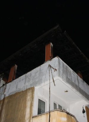 Tokat'ın Erbaa ilçesinde 3 katlı binanın çatısında çıkan yangın hasara sebep oldu