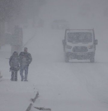Türkiye nihayet yağışlı havalara kavuştu. Kar yağışının ve yağmurun etkili olduğu bugünlerde sıcaklıklardaki düşüş de sürüyor. Habertürk Meteoroloji Mühendisi Hüseyin Öztel, son tabloyu "Meteorolojik sırt