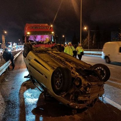 Kocaeli'de TIR'a çarpan otomobil devrildi: 4 yaralı