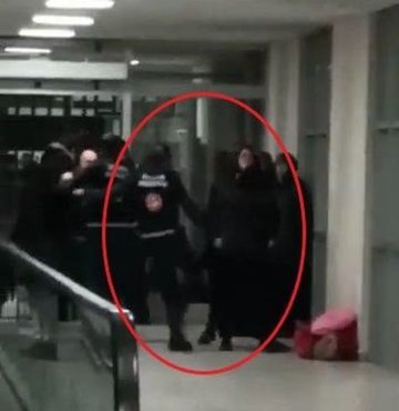 Şırnak Valiliği, Habur Sınır Kapısı´nda, gümrük muhafaza görevlileri tarafından bir çifte uygulanan darp olayıyla ilgili 2 görevlinin açığa alındığını duyurdu. Görüntülerde gümrük muhafaza görevlilerinin yerde bir erkeği darp ettiği, buna tepki gösteren kadına da bir görevli tarafından tekme atıldığı yer aldı