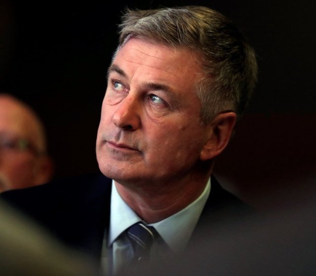 Alec Baldwin silah kullanım eğitimi sırasında telefonla konuşuyormuş - Magazin haberleri