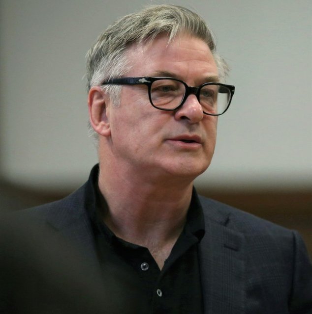 Alec Baldwin silah kullanım eğitimi sırasında telefonla konuşuyormuş - Magazin haberleri