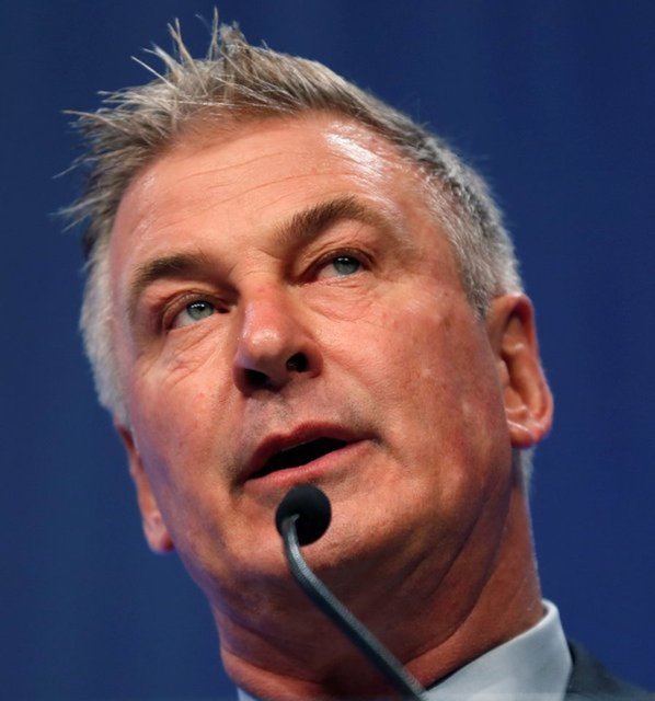 Alec Baldwin silah kullanım eğitimi sırasında telefonla konuşuyormuş - Magazin haberleri