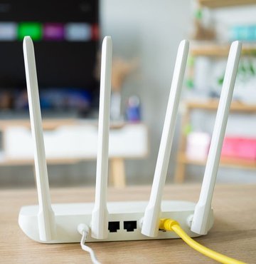 Kimse sürekli kesilen internet bağlantısından hoşlanmaz ancak istenmeyen zamanlarda yarı yolda bırakabilir. Wi-Fi bağlantınızı güçlendirmek ve hızlandırmak için uygulayabileceğiniz birkaç yöntemi sizler için derledik.