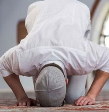 Cuma namazına kısa bir süre kala, cuma namazı kılınışı gündemdeki yerini aldı. Cuma namazları bilindiği gibi camide cemaatle kılınan farz namazlar arasında yer almaktadır. Cuma namazı dördü ilk sünnet, ikisi farz ve dördü de son sünnet olmak üzere on rekâttan oluşmaktadır. İşte Diyanet ile adım adım cuma namazı kılınışı, okunacak dualar ve sureler...
