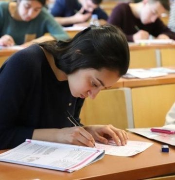 YKS başvurularında geri sayım sürüyor. YKS başvuru ve sınav tarihleri üniversite adaylarının gündemini meşgul etmeye başladı. Üniversite sınavı YKS; Temel Yeterlilik Testi (TYT), Alan Yeterlilik Testleri (AYT) ile Yabancı Dil Testi (YDT) üç oturum şeklinde ÖSYM tarafından organize edilmektedir. İşte  2022-2023 ÖSYM sınav takvimi ile Yükseköğrenim Kurumları Sınavı (YKS) başvuru ve sınav tarihleri...
