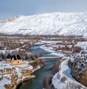 Şubat ayında kar yağışıyla buluşan ve dondurucu soğuğun da etkili olduğu Erzincan’da kartpostallık kış fotoğrafları objektiflere yansıdı