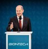 BioNTech ile İngiltere hükümeti kanser için mRNA bazlı aşı ortaklığını duyurmasının ardından bugün Almanya Başbakanı Olaf Scholz, BioNTech’i ziyaret etti. Öte yandan BioNTech, bugün Marburg’daki fabrikasındaki ‘plazmid DNA’ üretim tesisinin inşaatını tamamladığını duyurdu