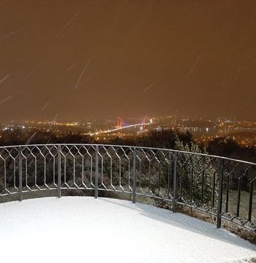İstanbul Valisi Ali Yerlikaya, megakentte hafta sonu beklenen yağışlarla ilgili açıklamada bulundu. Yerlikaya, "Cumartesi ve Pazar günü karla karışık yağmur beklenmektedir. Lütfen tedbirli ve dikkatli olalım" ifadelerini kullandı. AKOM