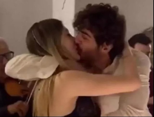 Yasmin Erbil aşka geldi! Sevgilisini öpücüklere boğdu - Magazin haberleri