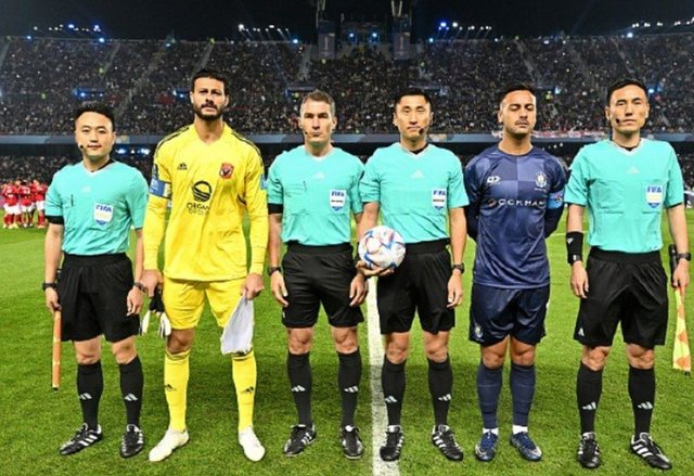 Futbolda bir ilk! VAR'la konuştu, verdiği kararın nedenini stadyuma anlattı - Son dakika futbol haberleri