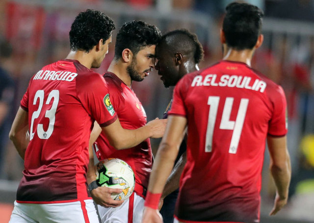 Futbolda bir ilk! VAR'la konuştu, verdiği kararın nedenini stadyuma anlattı - Son dakika futbol haberleri