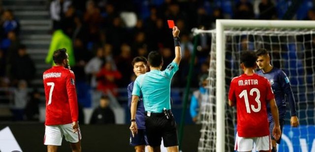 Futbolda bir ilk! VAR'la konuştu, verdiği kararın nedenini stadyuma anlattı - Son dakika futbol haberleri