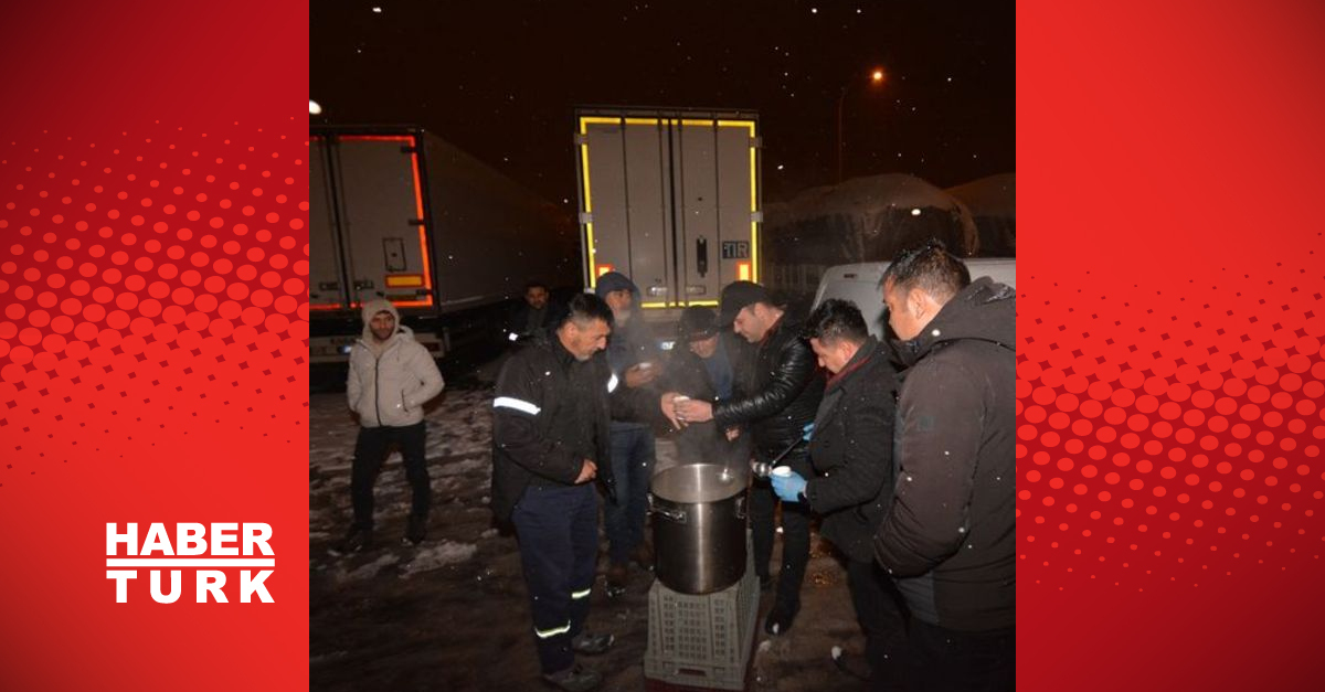 Afyonkarahisar’da karda yolda kalanlara çorba ikramı
