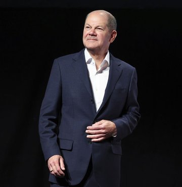 Almanya Başbakanı Scholz, Alman Bild gazetesine verdiği demeçte ülke genelinde yaşanan işçi sıkıntısına ilişkin soruyu yanıtladı. Scholz, bu sorunu çözmek için ülke içinde bazı tedbirler aldıklarını ancak bunların yeterli olmayacağını belirterek, "2030