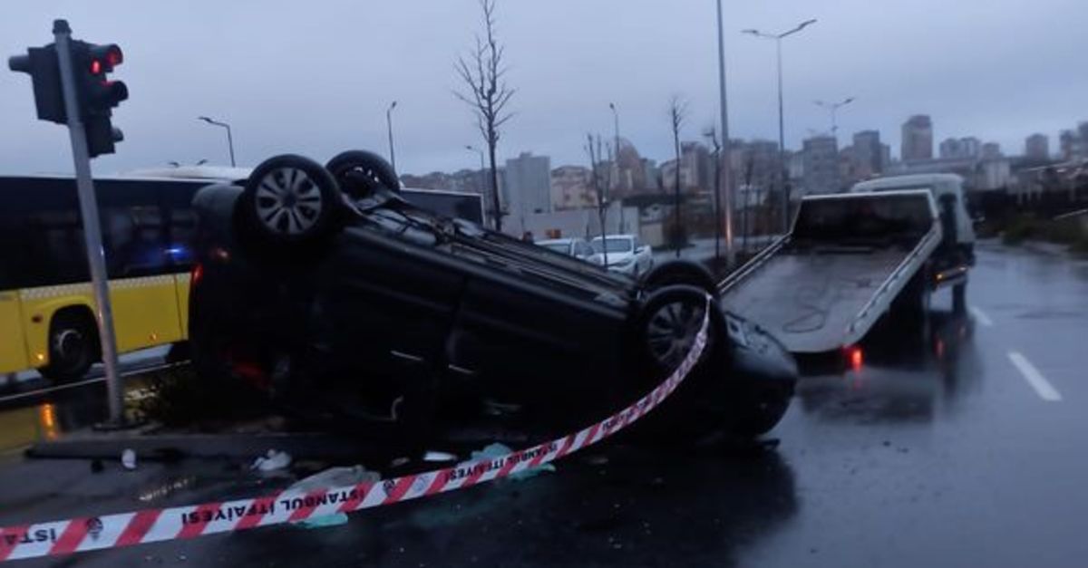 İstanbul Başakşehir’de kırmızı ışıkta geçen araç çarptı: 1 ölü, 2 yaralı