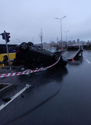 İstanbul Başakşehir'de kırmızı ışıkta geçen araç çarptı: 1 ölü, 2 yaralı - Güncel haberler