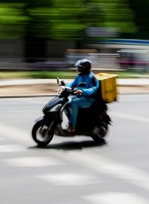 Motokuryelere yasak var mı? Motokuryeler bugün çalışıyor mu? Motosiklet, elektrikli scooter ve motokuryelere trafik yasağı geldi!