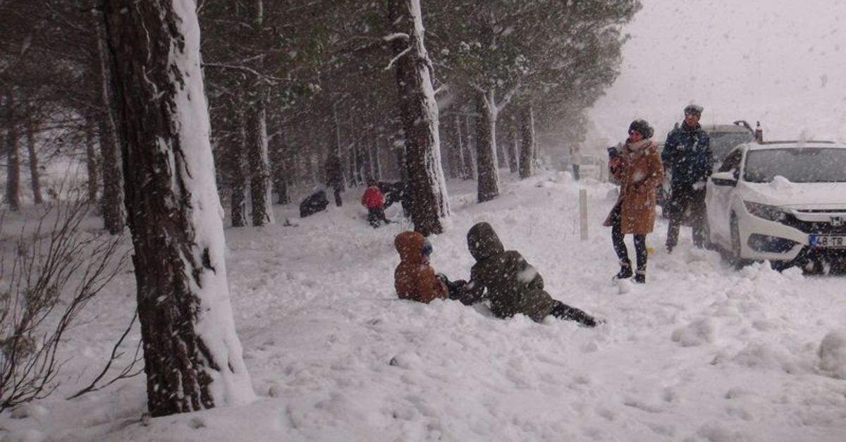 Muğla’nın Menteşe, Milas, Kavaklıdere, Dalaman, Köyceğiz ve Seydikemer ilçelerinde kar yağışı etkili oluyor