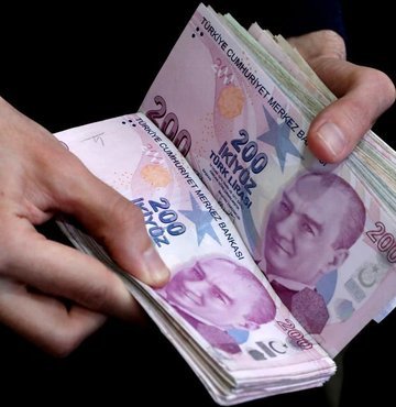 Emeklilikte yaşa takılanlardan emekli olanların çoğunluğunun çalışmaya devam etmesi bekleniyor. EYT’liler, emekli olduktan sonra çalışmaya devam ettiklerinde emekli aylıklarının veya çalışırken alacakları ücretlerinin düşüp düşmeyeceğini merak ediyor. Peki emekli EYT’li işçinin maaşı düşecek mi? Emekli olup aynı işyerinde çalışmaya devam eden işçi için ne kadar prim desteği verilecek? Prim desteği nasıl uygulanacak? Habertürk’ten Ahmet Kıvanç yazdı