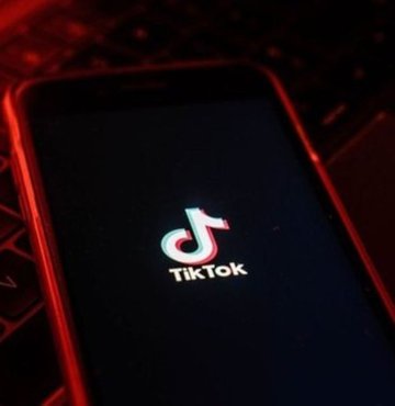 Her yaştan insanın ama özellikle çocukların ve gençlerin saatlerini bir ekrana bakarak geçirmesine neden olan TikTok