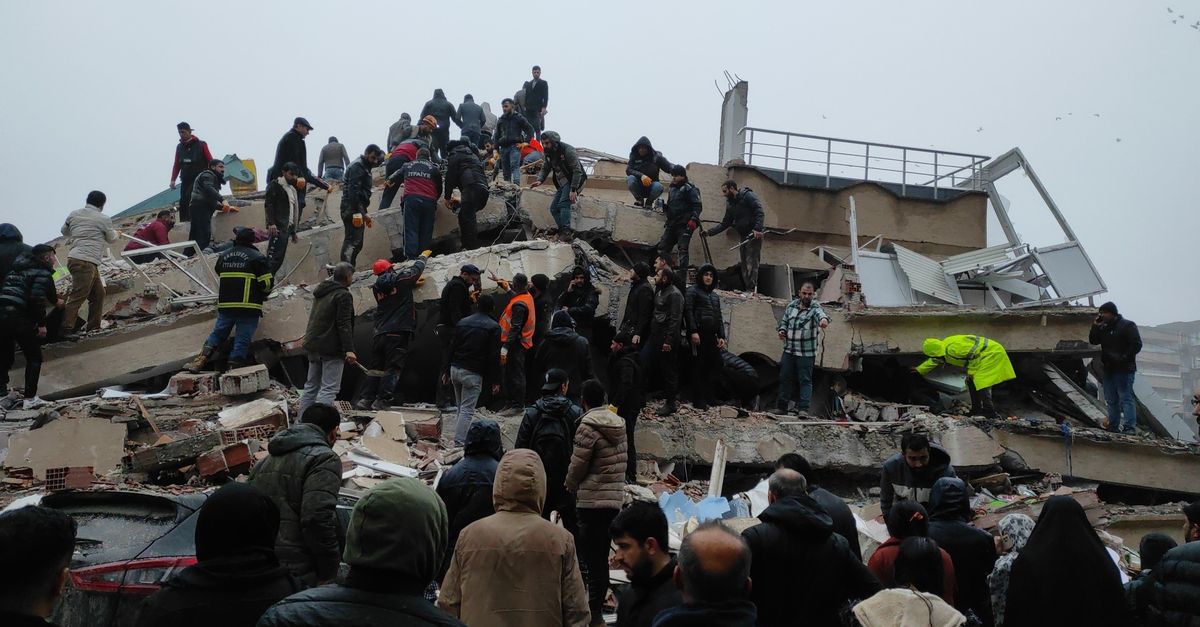 Kahramanmaraş’taki deprem sonrası çok sayıda ekip bölgeye gönderiliyor