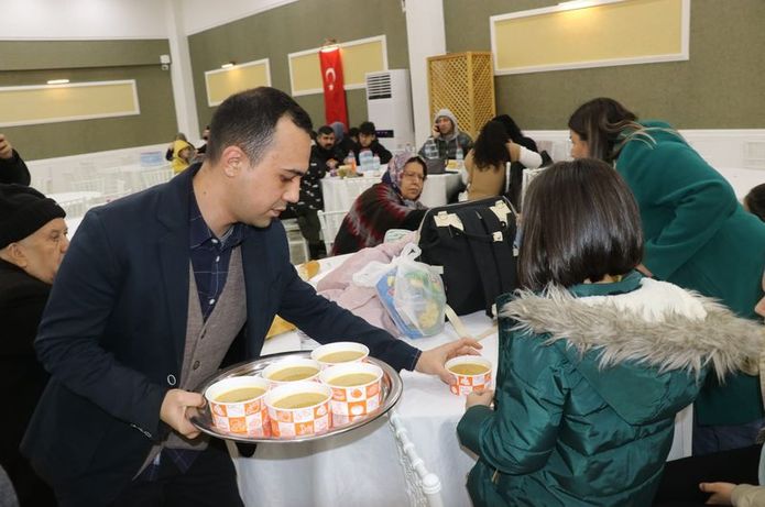 Kahramanmaraş merkezli, 10 ili etkileyen 7,7 ve 7,6 büyüklüğündeki depremlerin ardından Adana'nın Pozantı ilçesinde kamu binalarında depremzedeler ağırlanıyor.