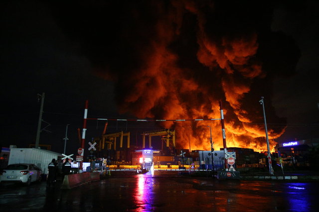 Son dakika deprem: İskenderun Limanı'ndaki konteynerlerde çıkan yangın devam ediyor - Kahramanmaraş deprem haberleri