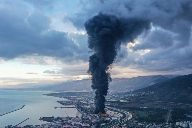 Son dakika deprem: İskenderun Limanı'ndaki konteynerlerde çıkan yangın devam ediyor - Kahramanmaraş deprem haberleri