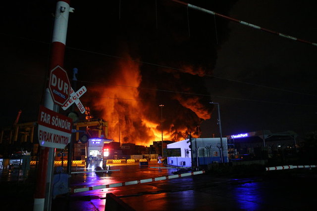 Son dakika deprem: İskenderun Limanı'ndaki konteynerlerde çıkan yangın devam ediyor - Kahramanmaraş deprem haberleri