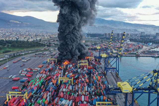 Son dakika deprem: İskenderun Limanı'ndaki konteynerlerde çıkan yangın devam ediyor - Kahramanmaraş deprem haberleri