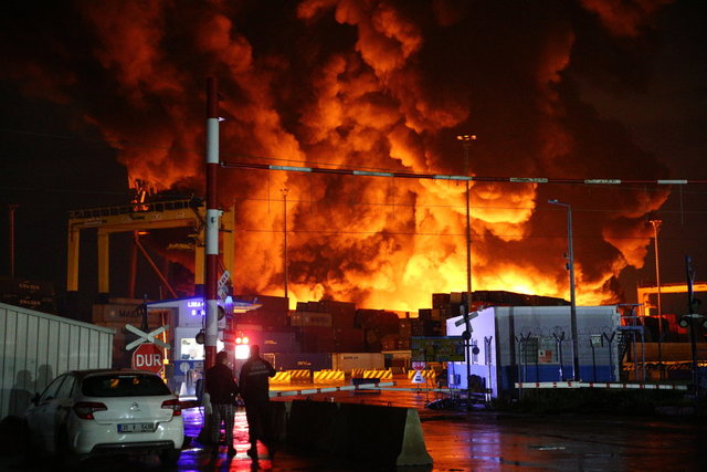 Son dakika deprem: İskenderun Limanı'ndaki konteynerlerde çıkan yangın devam ediyor - Kahramanmaraş deprem haberleri