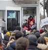 Depremin ikinci gününde de kan bağışı seferberliği sürüyor. İlk gün gönüllü kan bağışı sayısı 40 bin üniteyi geçti. Kızılay birimleri önümüzdeki günlerde de ülke ihtiyacı oranında kan bağışı kabulünü sürdürecek
