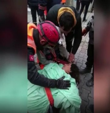 Kahramanmaraş merkezli depremlerden etkilenen Hataya giden Ümraniye Belediyesi yardım ekipleri, 9 aylık hamile kadını depremden 40 saat sonra enkazdan çıkardı.