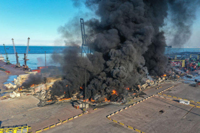 İskenderun Limanı'nda deprem sonrası çıkan yangına müdahale sürüyor! - Son dakika deprem haberleri