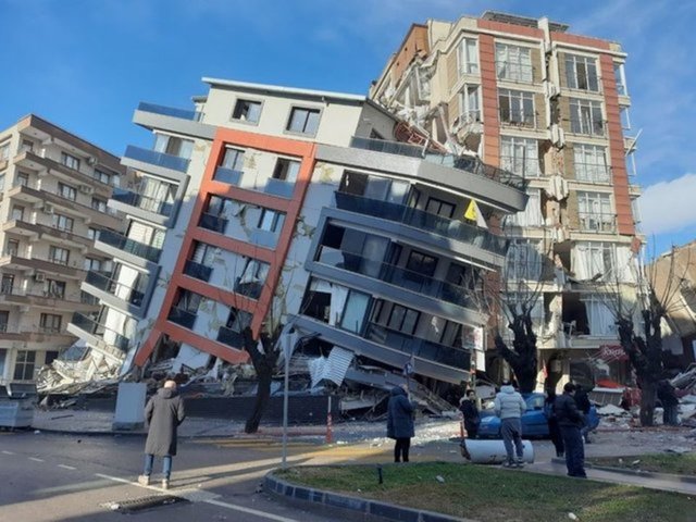 İskenderun Limanı'nda deprem sonrası çıkan yangına müdahale sürüyor! - Son dakika deprem haberleri