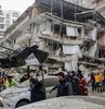 Kahramanmaraş merkezli 7,7 ve 7,6 büyüklüklerindeki depremlerden etkilenen 10 ilde OHAL ilan edildi. Kahramanmaraş depreminde ölü ve yaralı sayıları açıklandı. Malatya, Adıyaman, Gaziantep başta olmak üzere Hatay başta olmak üzere pek çok ilde büyük hasara neden olan Kahramanmaraş depreminde 5 bin 894 can kaybı yaşanırken 34 bin 810 kişi yaralandı. Ölenlerin ve yaralananların isimleri henüz açıklanmadı. Bölgede arama kurtarma çalışmaları devam ederken deprem son dakika gelişmeleri vatandaşlar tarafından yakından takip ediliyor. İşte, Kahramanmaraş depreminde ölen ve yaralananların sayısı ve deprem son durum açıklamaları... 