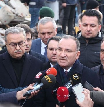 Adalet Bakanı Bekir Bozdağ, "Önceliğimiz enkaz altındaki insanlarımızı kurtarmak. Arkasından yargı süreci devam edecek. İhmali, kusuru olanlar varsa hepsi hesabını verecek" diye konuştu 