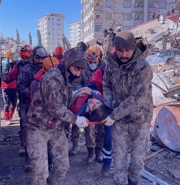 Doç. Dr. Yücel Yüzbaşıoğlu, enkazdan çıkarılan kişilerde vücut ısısının düşmesiyle görülen hipotermiye dikkat edilmesi gerektiğini belirtti